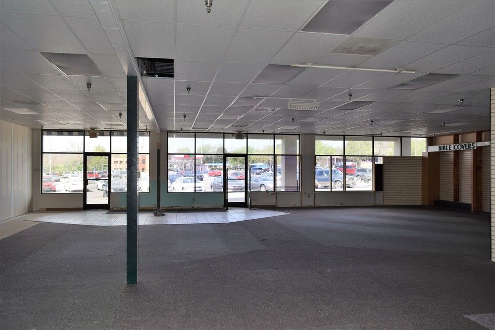 Manhattan Place Shopping Center: 1175 Oak Ridge Turnpike, Oak Ridge, TN 37830
